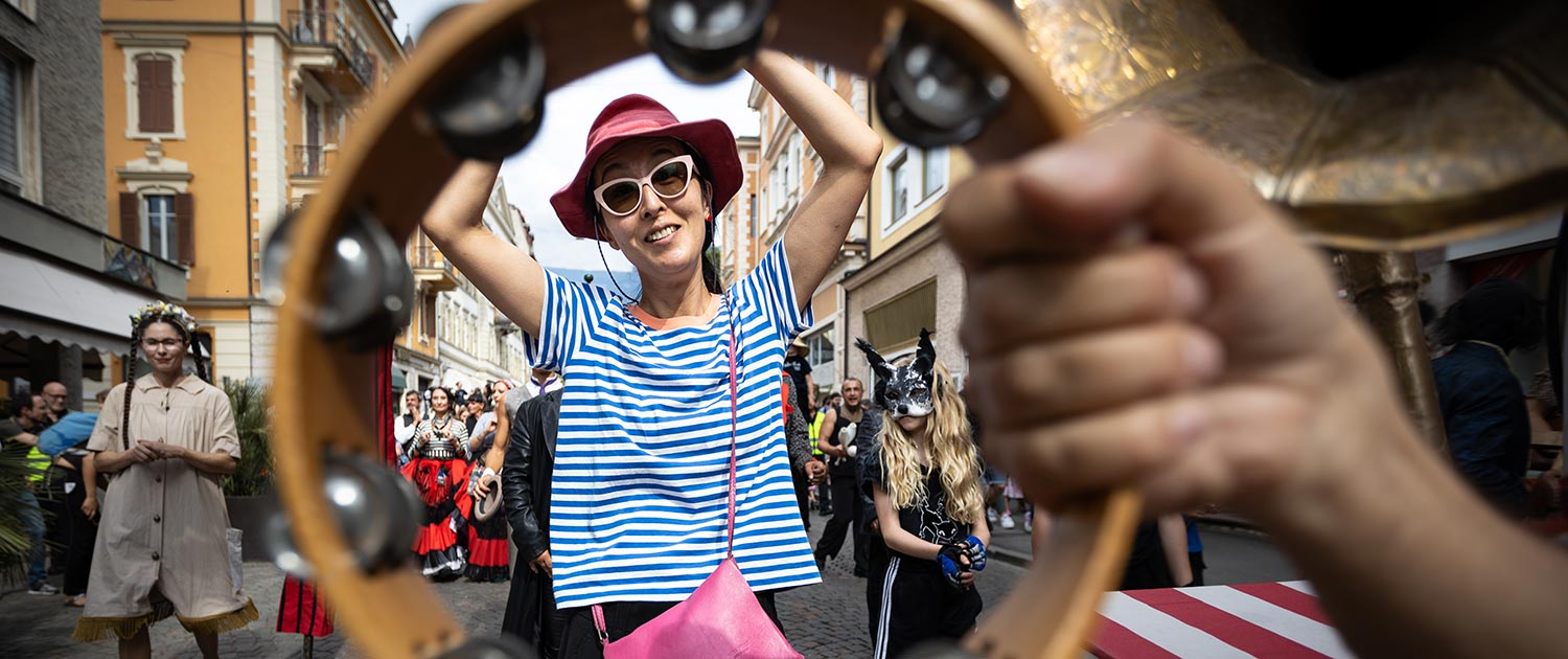 festival_titel-2024_Asfaltart_Andrea_Savio_Parata-I Das Festival Asfaltart